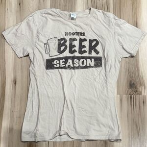 Hooters Beer Season Short Sleeve Shirt Men’s Large